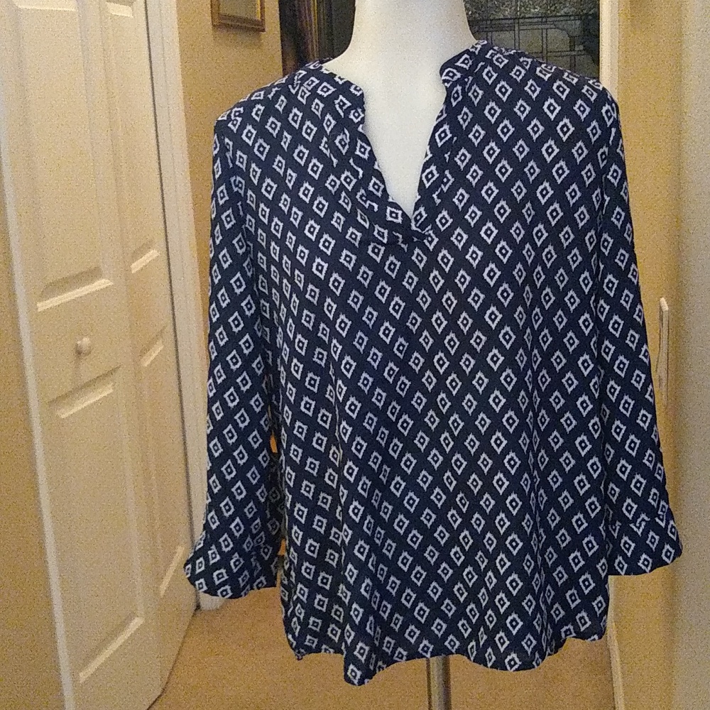 Aliceblue navy and white diamond pattern blouse size medium